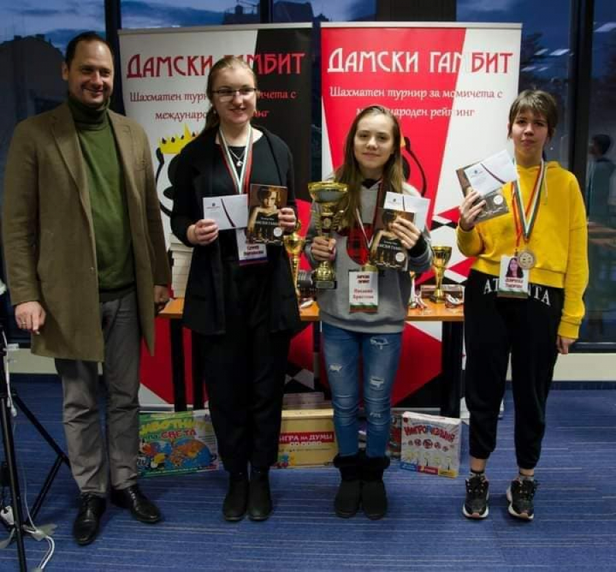 Щастливи и горди сме, че Ивелина Христова  от 7б клас, стана победител в първите издания  на „Дамски гамбит“ и „Купа София“.