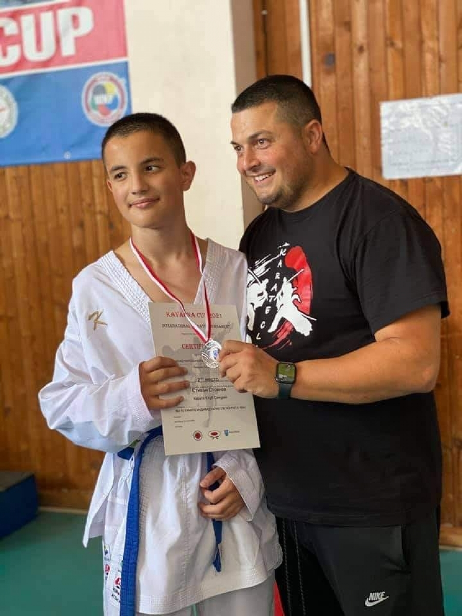 Стивън Стоянов, от VII A клас, се завърна от състезание по карате в Каварна със сребърен медал.